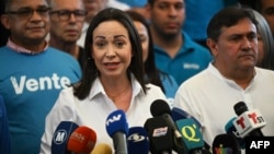 La lideresa de la oposición venezolana, María Corina Machado, habla en una conferencia de prensa en la sede de su partido político en Caracas, el 6 de diciembre de 2023.