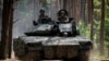 Tentara Ukraina dari brigade ke-57 mengendarai kendaraan tempur Swedia di dekat medan pertempuran di wilayah Kharkiv, Ukraina, pada 18 Juni 2024. (Foto: AP/Andrii Marienko)