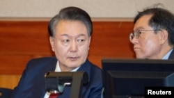 遭彈劾的南韓總統尹錫悅親自出席首場庭前會議。 (路透：2025年2月20日)