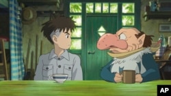 Los personajes de Mahito Maki, con la voz de Luca Padovan en inglés y Soma Santoki en japonés, izq, y Grey Heron, con la voz de Robert Pattinson en inglés y Masaki Suda en japonés, en una escena de “The Boy And The Heron” de Hayao Miyazaki"