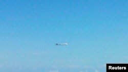 2013年9月9日,日本航空自衛隊發布的照片顯示﹐一架不知名的飛機在右爭議的島嶼上空飛行。