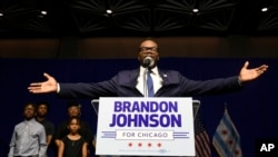 El alcalde electo de Chicago, Brandon Johnson, celebra con sus partidarios después de derrotar a Paul Vallas en la segunda vuelta de elecciones por la alcaldía el 4 de abril de 2023.