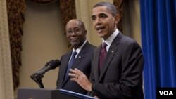 El presidente Barack Obama y el representante comercial de EE.UU., Ron Kirk (i).