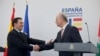 El Ministro de Asuntos Exteriores español, José Manuel Albares, y el Primer Ministro palestino, Mohammad Mustafa, se dan la mano durante una conferencia de prensa conjunta, en Bruselas, Bélgica, el 26 de mayo de 2024.