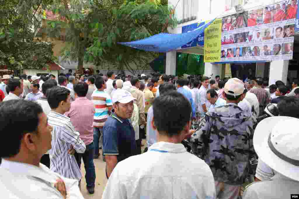 អ្នកគាំទ្រគណបក្សសង្រ្គោះជាតិរាប់រយនាក់ប្រមូលផ្ដុំគ្នាដើម្បីផ្តិតមេដៃ និងដើម្បីតាមដានការវិវត្តបញ្ហានយោបាយ នៅទីស្នាក់ការកណ្ដាលគណបក្សសង្រ្គោះជាតិ នៅថ្ងៃព្រហស្បតិ៍ ទី២ ខែមិថុនា ឆ្នាំ២០១៦។ (ឡេង ឡែន/VOA)