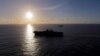 Inmigrantes cubanos se atrincheran en un barco panameño en las Islas Caimán