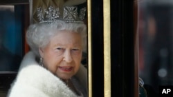 Ratu Elizabeth II dari Inggris di dalam kereta kencana dari Istana Buckingham ke Gedung Parlemen (27/5).