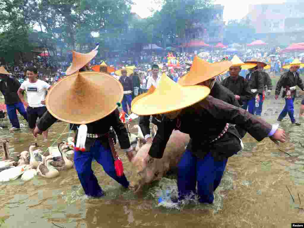 An gudanar da Bikin Dragon Canoe Festival,da kabilar Miao ta yankin Taijiand dake jihar Guizhou ke yi a kasar China. 