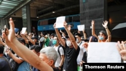 Manifestantes muestran folios en blanco en protesta contra las nuevas medidas chinas que coartan la libertad de expresión en Hong Kong, durante una protesta celebrada el 3 de julio.