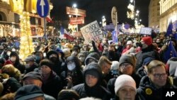 Matbuot erkinligini cheklashi aytilayotgan yangi qonunga qarshi namoyishlar, Varshava, Polsha, 2021-yil, 19-dekabr