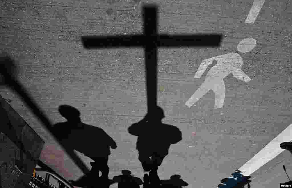 People attend the 18th annual 'Way of the Cross Over the Brooklyn Bridge Ceremony' in New York, March 29, 2013.