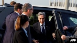 El secretario de Estado de Estados Unidos, Antony Blinken, sale de un automóvil mientras parte hacia El Cairo, en Yeda, el 21 de marzo de 2024.