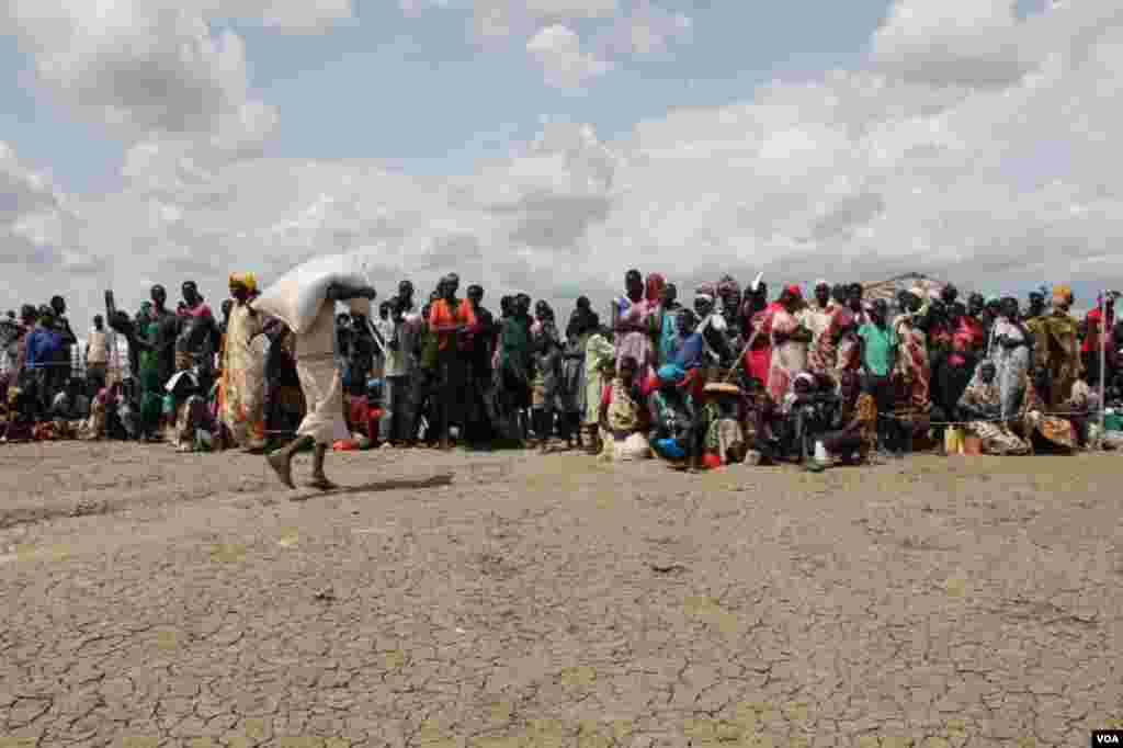 Des gens s'alignent pour recevoir la nourriture à Bentiu, Sud Sudan, le 30 mai 2014. (Benno Muchler/VOA)