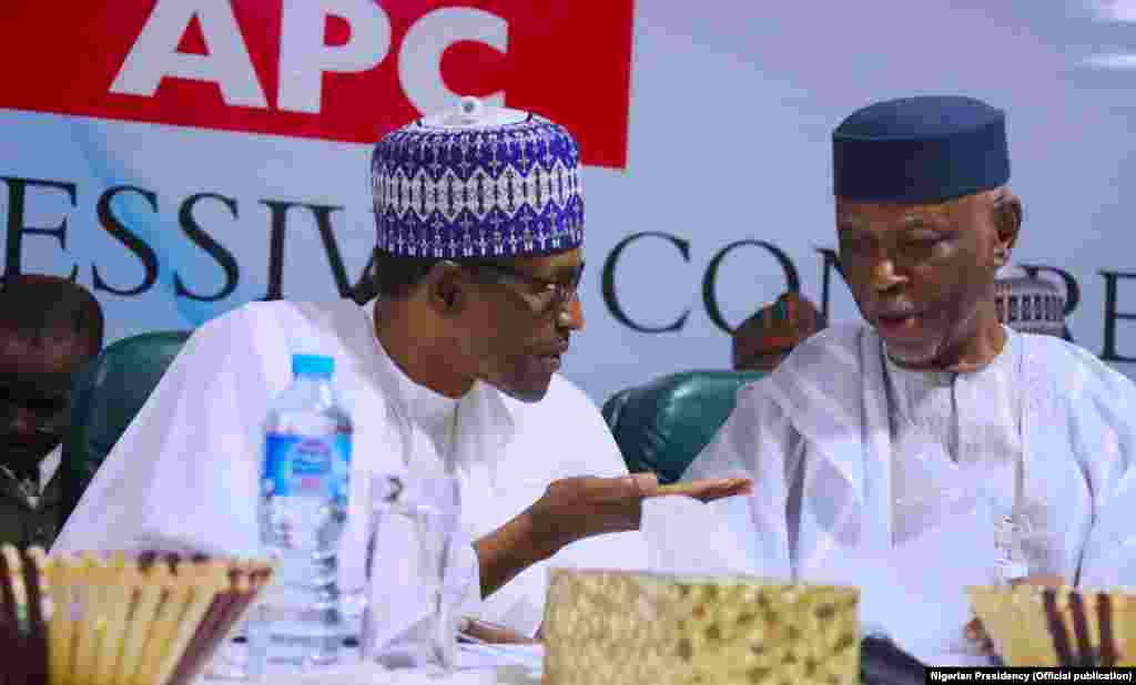 Shugaba Buhari (Hagu) a lokacin da suke tattaunawa da shugaban jam'iyyar APC, John Oyegun (Dama) a taron Shugabannin jam’iyyar ta APC 