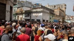 La imagen muestra a una multitud de manifestantes que protestaron contra el gobierno de Cuba en La Habana, el 11 de julio de 2021.