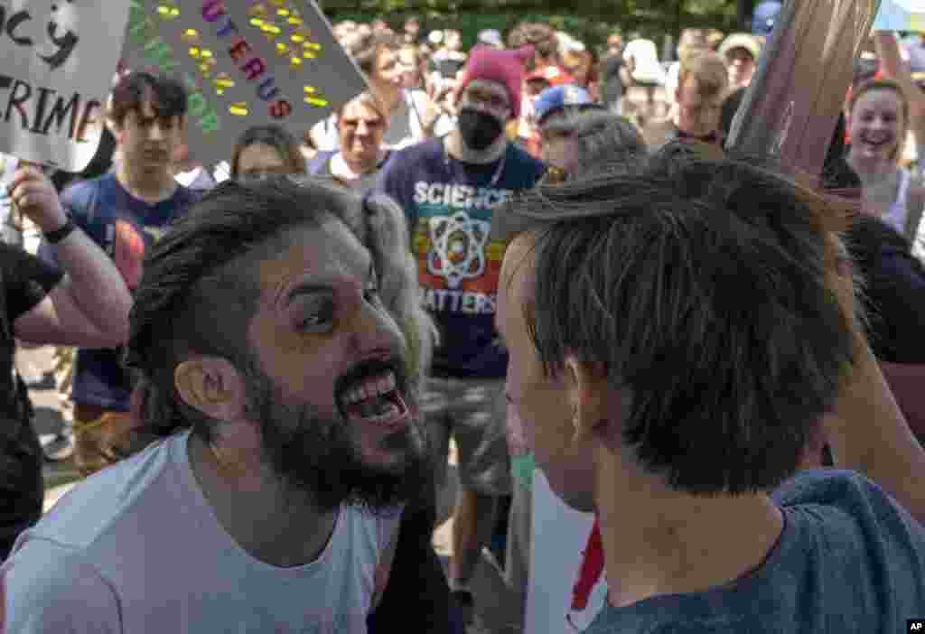 Un manifestante se encara con otro frente al Tribunal Supremo, el 25 de junio de 2022, en el marco de las concentraciones convocadas tanto en favor como en contra del fallo que acaba con 50 años de protección federal del derecho al aborto en todo Estados Unidos.