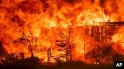 Las llamas consumen una casa en Lakeport, California, el martes, 31 de julio de 2018.