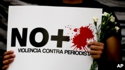 El informe de Reporteros sin Fronteras destacó que 2017 fue el “menos mortífero para el gremio” en más de una década y que entre los fallecidos había 50 periodistas profesionales, siete “periodistas-ciudadanos” y ocho colaboradores de medios de comunicación. 