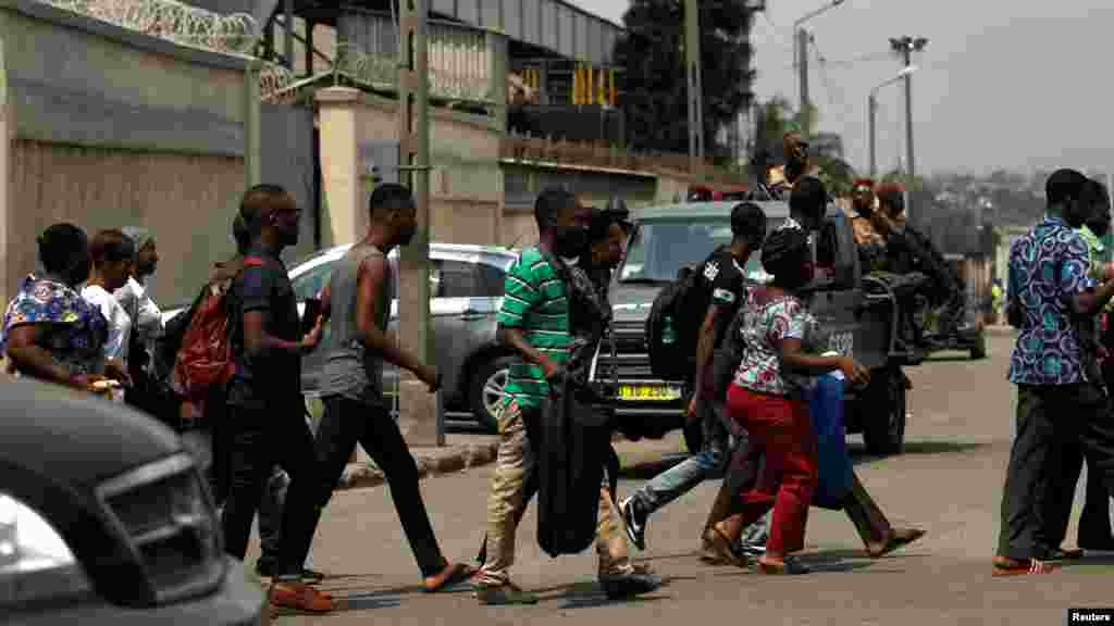Des passants courent alors qu'ils quittent le port d'Abidjan après avoir entendu des tirs, en Côte d'Ivoire, le 18 janvier 2017.