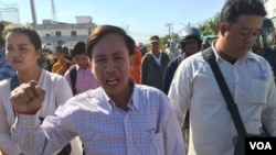FILE: Vorn Pao, president of the IDEA, stands in the middle (of the crowd) while shouting out for justice during a rally which sees a break up by authorities and security forces in the morning of Sunday January 3rd, 2016. (Hul Reaksmey/VOA)