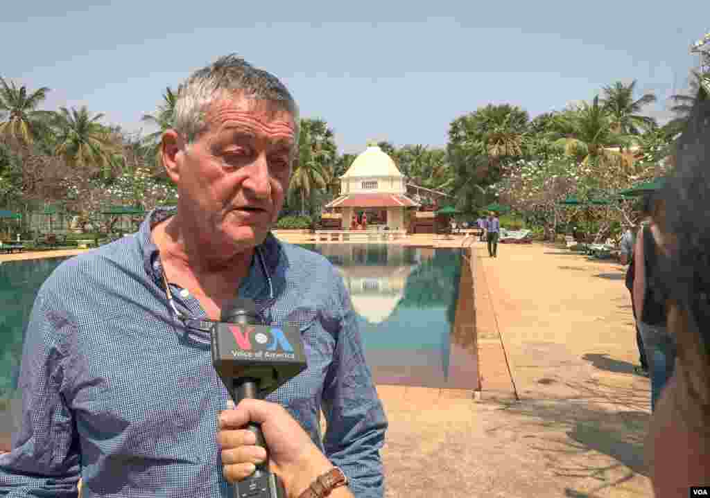 British journalist John Swain, who was portrayed in the 1984 Oscar-winning film “The Killing Fields” speaks to VOA Khmer before a press conference to announce the premiere of the Netflix's film “First They Killed My Father” on February 18, 2017 in Siem Reap province, Cambodia. (Neou Vannarin/VOA Khmer)
