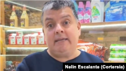 Nelín Escalante, periodista independiente que habría sido detenido el viernes por agentes del servicio de contrainteligencia de Venezuela, puede verse en esta fotocaptura de uno de sus videos en redes sociales. (CORTESÍA)