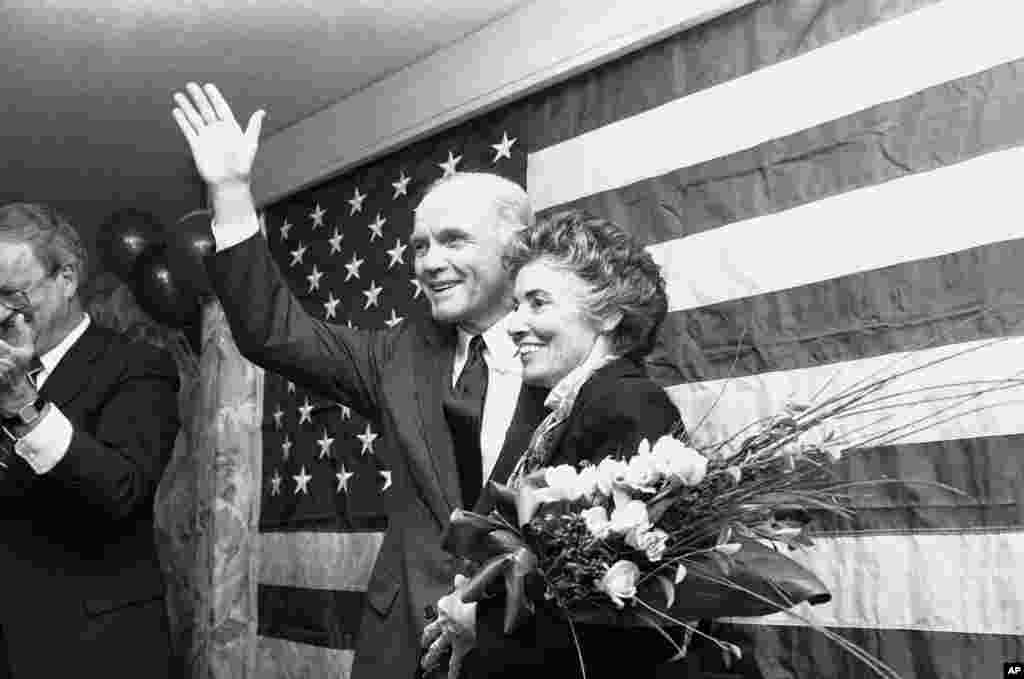 Senator John Glenn dan istrinya, Anne, dalam acara penggalangan dana di Houston, Texas, 16 Desember 1982, untuk kemungkinan nominasi dirinya menjadi presiden. (AP/Ed Kolenovsky)