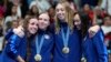 Las medallistas de oro del equipo de natación de Estados Unidos, Regan Smith, Lilly King, Gretchen Walsh y Torri Huske posan en Nanterre, Francia, el 4 de agosto de 2024.