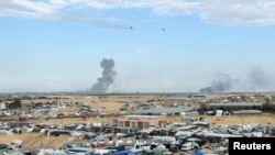Khan Younis, en medio del conflicto en curso entre Israel y el grupo islamista palestino Hamás, visto desde un campamento que alberga a palestinos desplazados en Rafah, al sur de la Franja de Gaza, el 14 de febrero de 2024.