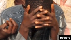 Un homme se tient la tête au tribunal de Kano, Nigeria, 17 novembre 2015.