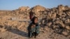 FILE- Seorang anak perempuan Afghanistan menangis di depan rumahnya yang hancur akibat gempa bumi di distrik Zenda Jan di provinsi Herat, Afghanistan barat, 11 Oktober 2023. (AP/Ebrahim Noroozi)