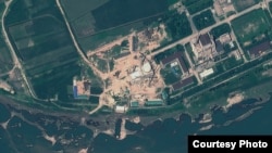 지난해 8월 인공위성으로 촬연한 북한 영변 핵 시설. 지오아이(GeoEye) 제공. (자료사진)