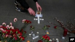 Ukraina politsiyasi namoyishchilarga qarshilik ko&#39;rsatyapti. Uxan shahridan kishilarni evakuatsiya qilinishiga qarshi kishilar namoyishga chiqdilar.&nbsp;<br />
&nbsp;