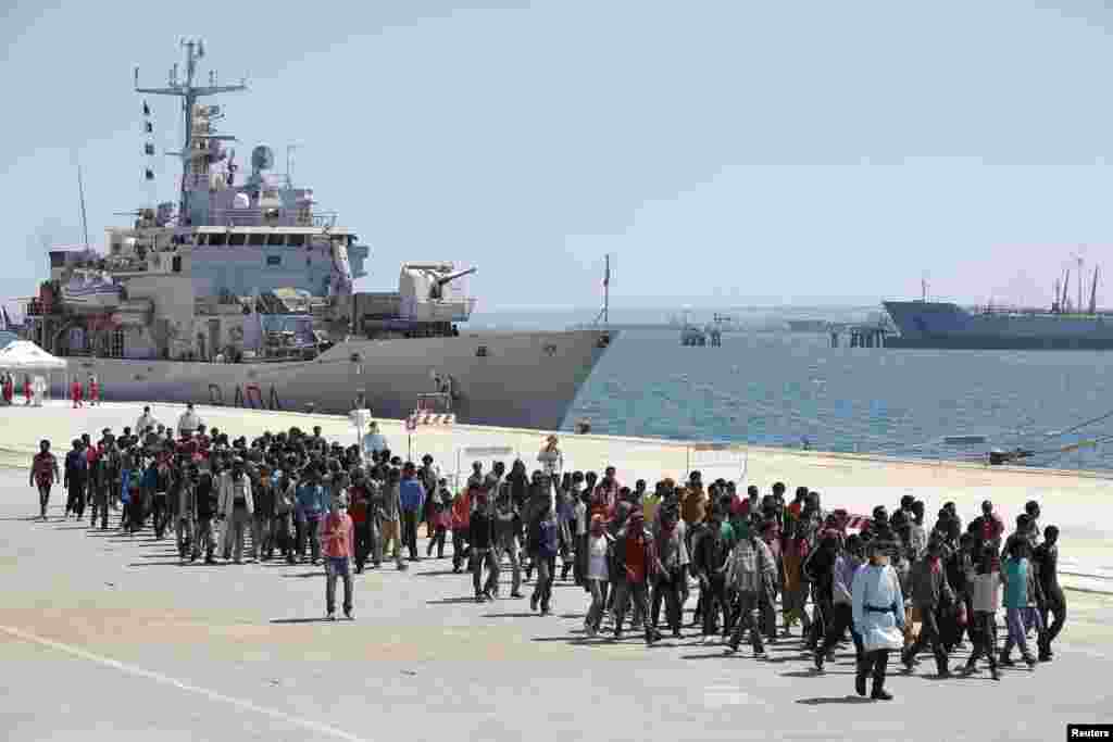 Migrants disembark from the Italian navy ship Vega in the Sicilian harbor of Augusta, southern Italy, May 4, 2015. 