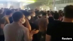 Gambar dari video menunjukkan orang-orang yang mengenakan masker dalam protes terkait kesulitan ekonomi, di jalan-jalan Behbahan, Iran, 16 Juli 2020. (Foto: REUTERS TV/via REUTERS)