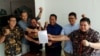 Perwakilan sejumlah elemen masyarakat di Surabaya menunjukkan surat penolakan remisi pembunuh jurnalis, yang ditujukan kepada Presiden Joko Widodo (Foto:VOA/Petrus Riski).