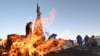 Los indígenas aymaras realizan un ritual para agradecer a la diosa Pachamama (Madre Tierra) en los Andes bolivianos cerca de La Paz, el 1 de agosto de 2023. (Foto de AIZAR RALDES / AFP)