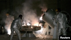 Para pekerja pabrik pengayaan uranium di Isfahan 340 kilometer, sebelah selatan Teheran, ibukota Iran (Foto: dok).