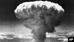 "Awan jamur" tampak setelah bom atom dijatuhkan oleh Amerika di kota Nagasaki, Jepang, 9 Agustus 1945 (foto: ilustrasi). Serangan nuklir akan menyebabkan “nuclear winter”, atau musim dingin panjang karena asap kebakaran dan polusi akan menghalangi sinar matahari mencapai bumi.