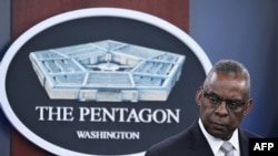 Secretário da Defesa dos EUA, Lloyd Austin, em conferência de imprensa no Pentágono, em Washington, a 1 de fevereiro de 2024.