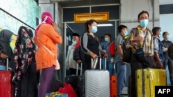 Para pekerja migran Indonesia yang tiba dari Malaysia di pelabuhan Bandar Sri Junjungan di Dumai, Riau, 2 April 2020. (Foto: AFP)