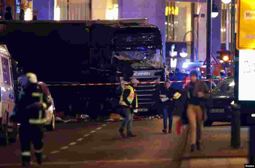 Sebuah truk terlihat dekat pasar Natal di Berlin, Jerman (19/12). (Reuters/Fabrizio Bensch)