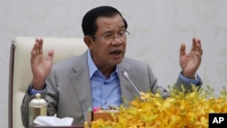 រូបឯកសារ៖ លោកនាយករដ្ឋមន្រ្តី ហ៊ុន សែន ថ្លែងនៅទីក្រុងភ្នំពេញ ស្តីពីវីរុសកូរ៉ូណា កាលពីថ្ងៃទី៣០ ខែមករា ឆ្នាំ២០២០ ។