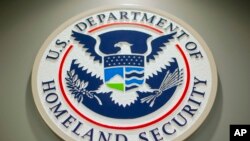 ARCHIVO - El logotipo del Departamento de Seguridad Nacional de Estados Unidos durante una conferencia de prensa en Washington, el 25 de febrero de 2015. 
