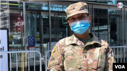 La teniente del ejército de EE.UU. Nadia Santos, presta ayuda en la lucha contra el COVID-19 en el centro médico Javits en la ciudad de Nueva York.