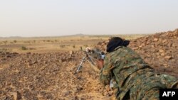 Un combattant touareg de la Coordination de mouvements de l’Azawad (CMA) en position de tir près de Kidal, dans le nord du Mali, 28 septembre 2016. 