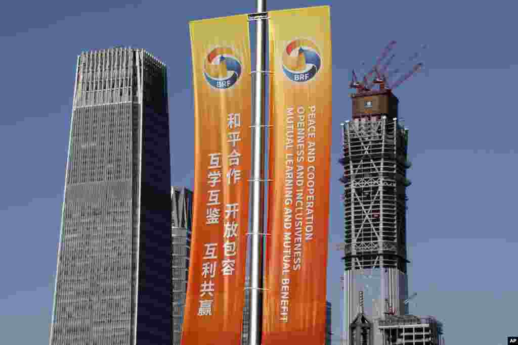 北京中央商务区的高楼旁边悬挂着宣传“一带一路”国际合作高峰论坛的中英文标语(2017年5月11日)