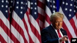 ARCHIVO - El candidato presidencial republicano, el expresidente Donald Trump, señala a la multitud en una fiesta de observación de la noche de las elecciones, el 6 de noviembre de 2024, en West Palm Beach, Florida.