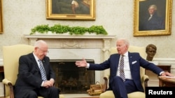 Presiden Amerika Serikat (AS) Joe Biden bertemu dengan Presiden Israel Reuven Rivlin di Gedung Putih, di Washington, 28 Juni 2021.