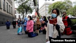 Activistas contra el aborto protestan frente al Tribunal Supremo mexicano antes de conocerse su fallo.